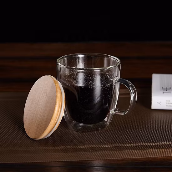 Doppelwandiger Bierkrug aus Glas mit Henkel und Bambusdeckel